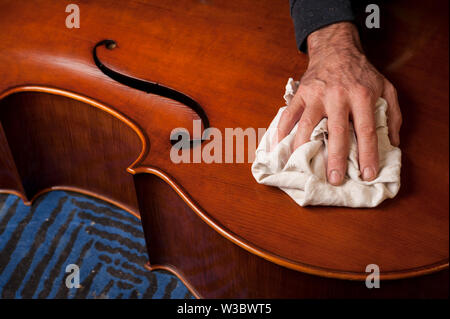 Die gitarrenbaumeister baut eine Doublebass in seiner Werkstatt Stockfoto