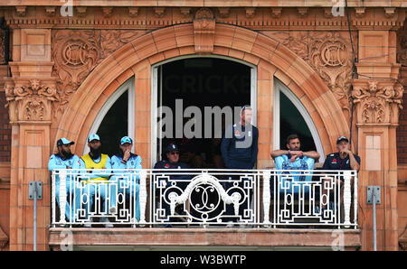 England's Joe Root (3. links) und Teamkollegen auf dem Balkon während der ICC-WM-Finale auf Lord's, London. Stockfoto