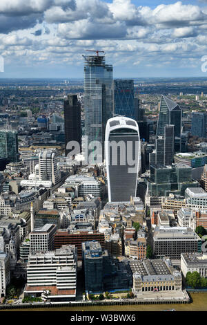 Luftbild des Financial District Wolkenkratzer Bishopsgate bau Walkie Talkie Cheesegrater Skalpell auf der Themse in London Bridge England Stockfoto