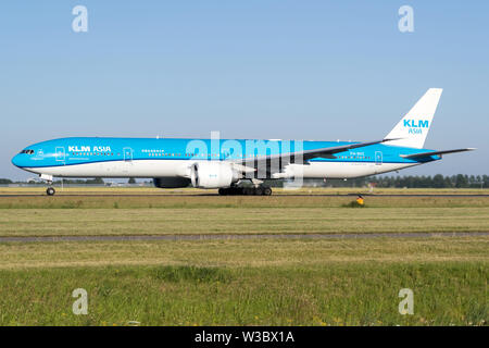 Niederländische KLM ASIA Boeing 777-300mit Registrierung PH-BVC auf auf Start- und Landebahn 36L (Polderbaan) der Flughafen Amsterdam Schiphol. Stockfoto