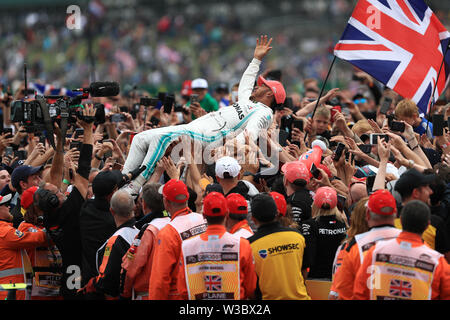 Silverstone, Großbritannien. 14. Juli 2019. FIA F1 Grand Prix von Großbritannien, Race Day; MERCEDES AMG PETRONAS Motorsport, Lewis Hamilton gewinnt den britischen GP und Masse surft Credit: Aktion Plus Sport Bilder/Alamy leben Nachrichten Stockfoto