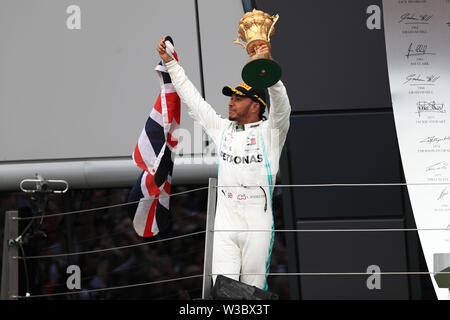 Silverstone, Großbritannien. 14. Juli 2019. FIA F1 Grand Prix von Großbritannien, Race Day; MERCEDES AMG PETRONAS Motorsport, Lewis Hamilton gewinnt den britischen GP und feiert auf dem Podium Credit: Aktion Plus Sport Bilder/Alamy leben Nachrichten Stockfoto