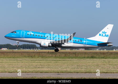 Niederländische KLM Cityhopper Embraer ERJ-175 mit Registrierung PH-Diff die Startbahn 36L (Polderbaan) der Flughafen Amsterdam Schiphol. Stockfoto