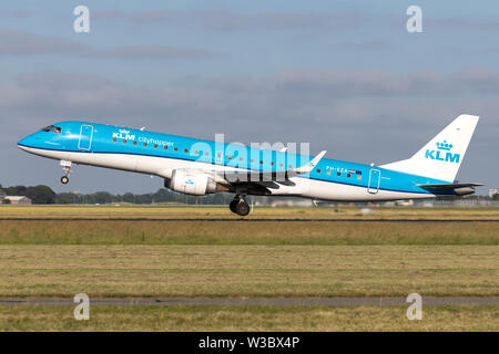 Niederländische KLM Cityhopper Embraer ERJ-190 mit Registrierung PH-EZA, die Startbahn 36L (Polderbaan) der Flughafen Amsterdam Schiphol. Stockfoto