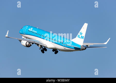 Niederländische KLM Cityhopper Embraer ERJ-190 mit Registrierung PH-Ezh nur Airborne auf dem Amsterdamer Flughafen Schiphol. Stockfoto