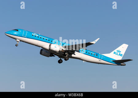 Niederländische KLM Cityhopper Embraer ERJ-190 mit Registrierung PH-EZM nur Airborne auf dem Amsterdamer Flughafen Schiphol. Stockfoto