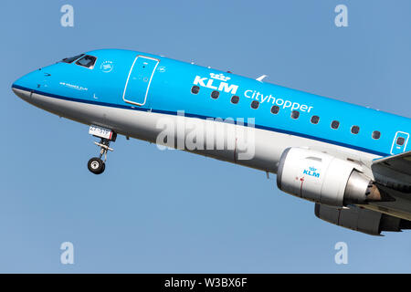 Niederländische KLM Cityhopper Embraer ERJ-190 mit Registrierung PH-Ezt nur Airborne auf dem Amsterdamer Flughafen Schiphol. Stockfoto