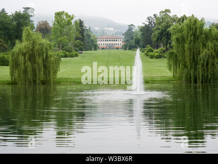 Marlia, Lucca, Italien - 2018, 25. Mai: Der kleine See mit Trauerweide und Brunnen in der Villa Reale in Marlia. Stockfoto