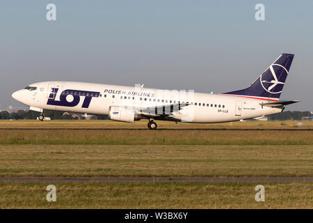 LOT Polish Airlines Boeing737-400 mit Registrierung SP-LLE die Startbahn 36L (Polderbaan) der Flughafen Amsterdam Schiphol. Stockfoto