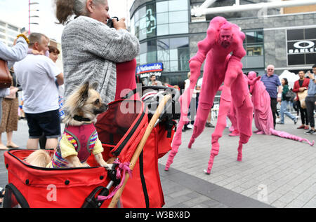 Straßenkünstler mischen sich mit den Mitgliedern der Öffentlichkeit im Bullring-Gebiet von Birmingham. Auftritte waren Teil des jährlichen Sommers im Southside Arts Festival. Stockfoto