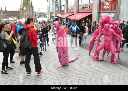 Straßenkünstler mischen sich mit den Mitgliedern der Öffentlichkeit im Bullring-Gebiet von Birmingham. Auftritte waren Teil des jährlichen Sommers im Southside Arts Festival. Stockfoto