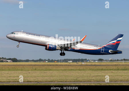 Russische Aeroflot Fluggesellschaften Airbus A 321-200 mit der Registrierung VP-BEA, die Startbahn 36L (Polderbaan) der Flughafen Amsterdam Schiphol. Stockfoto