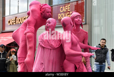 Straßenkünstler mischen sich mit den Mitgliedern der Öffentlichkeit im Bullring-Gebiet von Birmingham. Auftritte waren Teil des jährlichen Sommers im Southside Arts Festival. Stockfoto