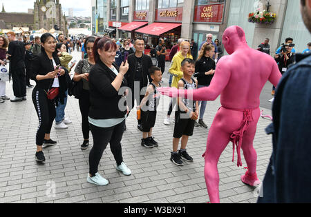 Straßenkünstler mischen sich mit den Mitgliedern der Öffentlichkeit im Bullring-Gebiet von Birmingham. Auftritte waren Teil des jährlichen Sommers im Southside Arts Festival. Stockfoto