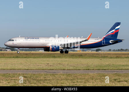 Russische Aeroflot Fluggesellschaften Airbus A 321-200 mit der Registrierung VP-BFQ auf auf Start- und Landebahn 36L (Polderbaan) der Flughafen Amsterdam Schiphol. Stockfoto