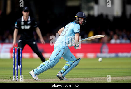 England's Jos Buttler in schlagende Aktion während der ICC-WM-Finale auf Lord's, London. Stockfoto