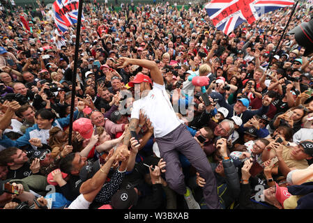 Mercedes Pilot Lewis Hamilton Sieg feiert während des Britischen Grand Prix in Silverstone, Towcester. Stockfoto