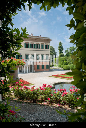 Marlia, Lucca, Italien - 2018, 25. Mai: Das Theater von Wasser, mit schönen farbigen Blumenbeete. Villa Reale Fassade im Hintergrund. Stockfoto