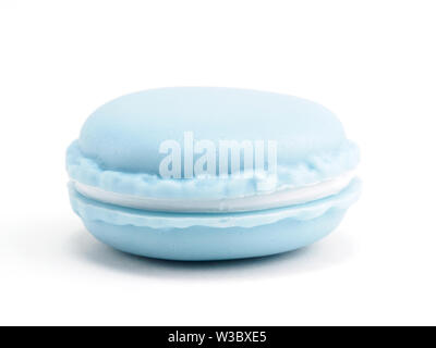 Blue box zur Aufbewahrung von verschiedenen Sachen in Form von Macarons Kuchen auf weißem Hintergrund Stockfoto