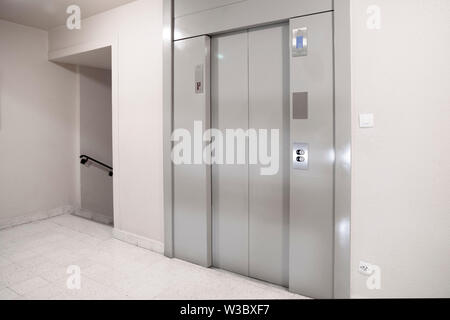 Aufzugstür im Eingangsbereich einer Wohnung Gebäude Stockfoto