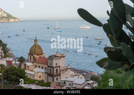Positano mit Blick auf die Kirche Santa Maria Assunta Stockfoto