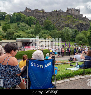 14 Juli 2019 - Edinburgh das Edinburgh Festival Carnival Parade wurde von einem Konzert in der Ross Musikpavillon, Princes Street Gardens und Edinburgh. Stockfoto