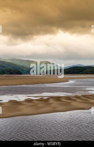 Der Sand an der Mündung des Mawddach Estuary in Pwllheli, Gwynedd, Wales, Großbritannien Stockfoto