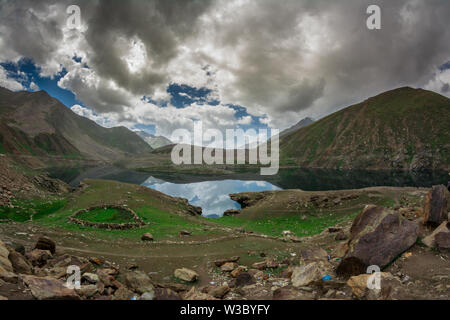 Lulusar Lake in Naran Valley, (3.410 m) Pakistan Glaciers Water ist die primäre Quelle und führt zu einer spiegelnden Reflexion landschaftlicher Schönheit. Stockfoto