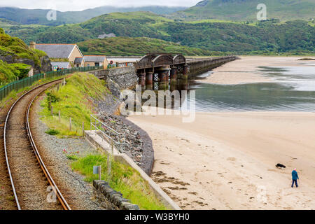 Die historische Eisenbahnbrücke über die mawddach Estuary gesehen vom Hafen in Pwllheli, Gwynedd, Wales, Großbritannien Stockfoto