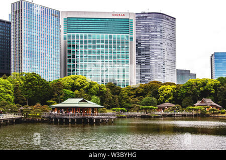 Eine ochaya oder Teehaus in Hamarikyu, Tokio, Japan wird von dem Hochhaus Gebäude hinter den Schatten Stockfoto