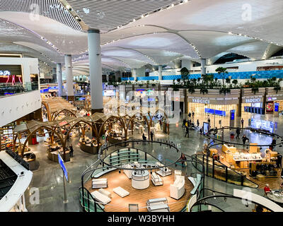 Die Gestaltung des Innenraums der neue Flughafen (IST), dass frisch geöffneten und ersetzt zum internationalen Flughafen Atatürk. Istanbul/Türkei - April 2019. Stockfoto