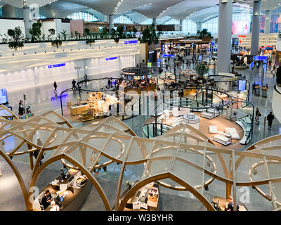 Die Gestaltung des Innenraums der neue Flughafen (IST), dass frisch geöffneten und ersetzt zum internationalen Flughafen Atatürk. Istanbul/Türkei - April 2019. Stockfoto
