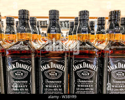 Reihe von Jack Daniels Whiskey Flaschen auf einem Regal, selektive konzentrieren. Istanbul, Türkei - April 2019 Stockfoto