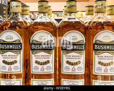 Flaschen Bushmills in einem Shop. Der Old Bushmills Distillery ist ein Whiskey Distillery in Bushmills, County Antrim, Nordirland. Istanbu Stockfoto