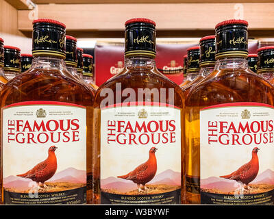 Flaschen des Blended Scotch Whisky der Marke "The Famous Grouse" auf einem Regal in einem Laden. Istanbul/Türkei - April 2019 Stockfoto