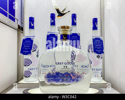 Flaschen Wodka auf der Anzeige. Graue Gans ist eine teure Marke der Wodka in Cognac - Frankreich, von Bacardi im Besitz produziert. Istanbul/Türkei - April 2019 Stockfoto