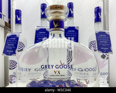 Flaschen Wodka auf der Anzeige. Graue Gans ist eine teure Marke der Wodka in Cognac - Frankreich, von Bacardi im Besitz produziert. Istanbul/Türkei - April 2019 Stockfoto