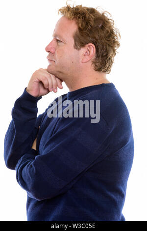 Profil anzeigen von reifer Mann mit lockigem Haar Denken mit der Hand am Kinn Stockfoto