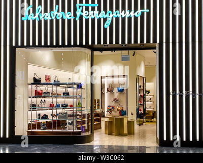 Salvatore Ferragamo high end Designer italienische Schuhe und Zubehor Shop Avenue Montaigne Paris Frankreich Stockfotografie Alamy