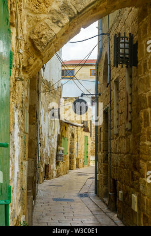 Akko, Israel - 08 Juli, 2019: Blick auf eine Gasse in der Altstadt von Akko (Akko), Israel Stockfoto