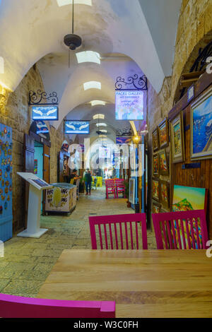 Akko, Israel - 08 Juli, 2019: Szene des restaurierten Türkischen Basar, mit lokalen Unternehmen, Einheimische und Besucher, in der Altstadt von Akko (Akko), Israel Stockfoto