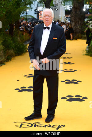 Sir Tim Rice an Disney's DER KÖNIG DER LÖWEN Europäische Premiere in Leicester Square, London statt. Stockfoto