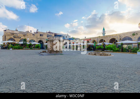 Akko, Israel - 08 Juli, 2019: Szene der historischen Khan a-Shawarda, mit lokalen Unternehmen, Einheimische und Besucher, in der Altstadt von Akko (Akko), Israe Stockfoto