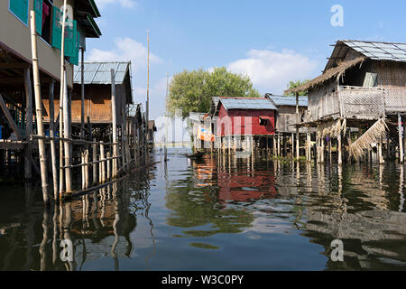 Holzhäuser auf Pfählen bewohnt durch den Stamm der Intha, Inle See, Nyaung Shwe, Myanmar (Birma) Stockfoto