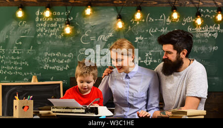 Freundliche Lehrerin und Erwachsenen lächelnde Schüler im Klassenzimmer, Lehrer schafft Gefühl von Gemeinschaft und Zugehörigkeit im Klassenzimmer, Lehrer Der Unterricht beginnt, Stockfoto