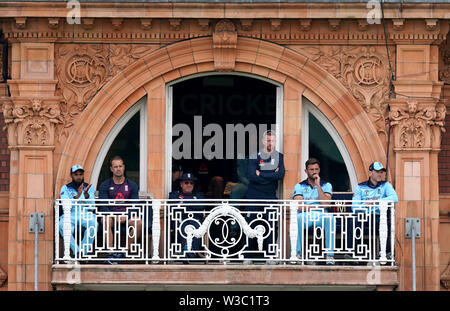 England's Joe Root (3. links) und Teamkollegen auf dem Balkon während der ICC-WM-Finale auf Lord's, London. Stockfoto