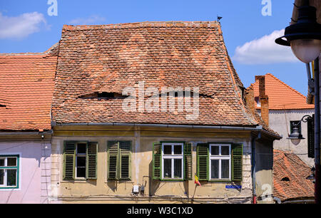 Typisch rumänische Dach mit lucarnes erscheinen wie Auge auf dem Dach Stockfoto