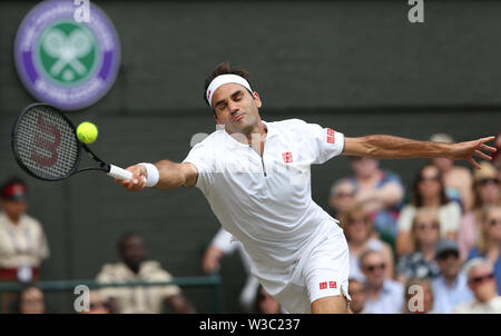 London, Großbritannien. 14. Juli, 2019. Roger Federer (SUI) während seinem Match gegen Novak Djokovic (SRB) in ihren Gentlemen's Singles Finale. Credit: Andrew Patron/ZUMA Draht/Alamy leben Nachrichten Stockfoto