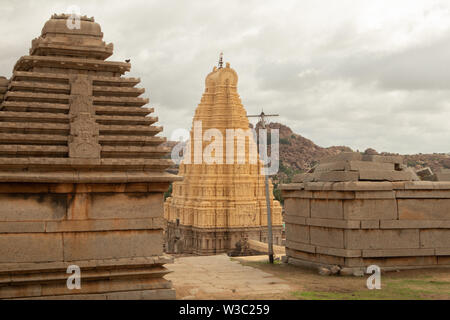 Virupaksha Hindu Tempel Gopuram aus Hemakuta Hill erfasst Stockfoto