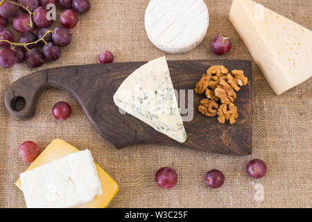 Käse party Tabelle, perfekter Urlaub Vorspeise mit Mutter auf rustikalen Holzbrett Stockfoto